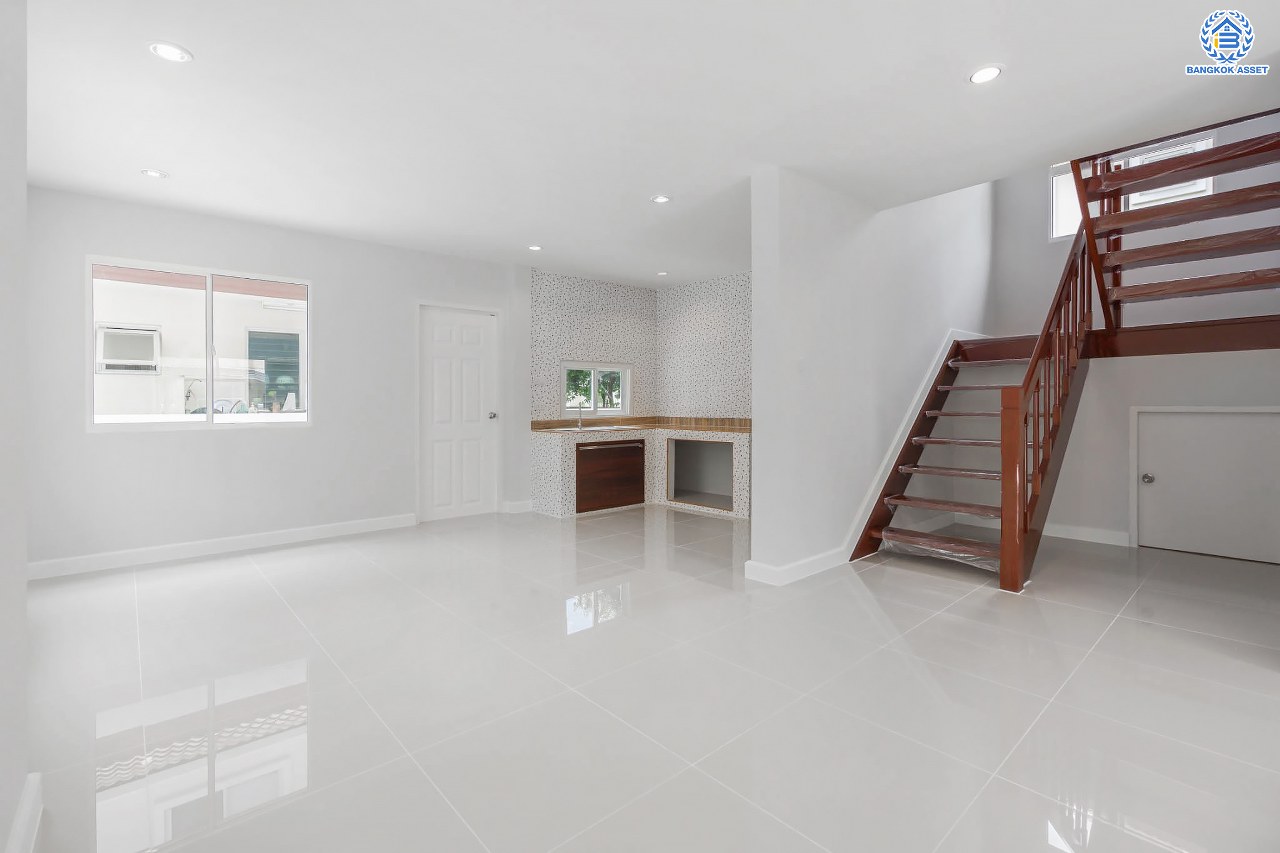 บ้านมือสองตกแต่งใหม่ ม.ชวนชื่น บรู๊คไซด์ ราชพฤกษ์-ติวานนท์ เนื้อที่ 53.6 ตร.ว. ฟังก์ชัน 3 ห้องนอน 2 ห้องน้ำ จอดรถได้ 1 คัน บรรยากาศเงียบสงบเป็นส่วนตัว สิ่งอำนวยความสะดวกมากมาย! บนทำเลศักยภาพ หน้าโครงการติดถนนใหญ่ ใกล้จุดขึ้นทางด่วน "ศรีสมาน"